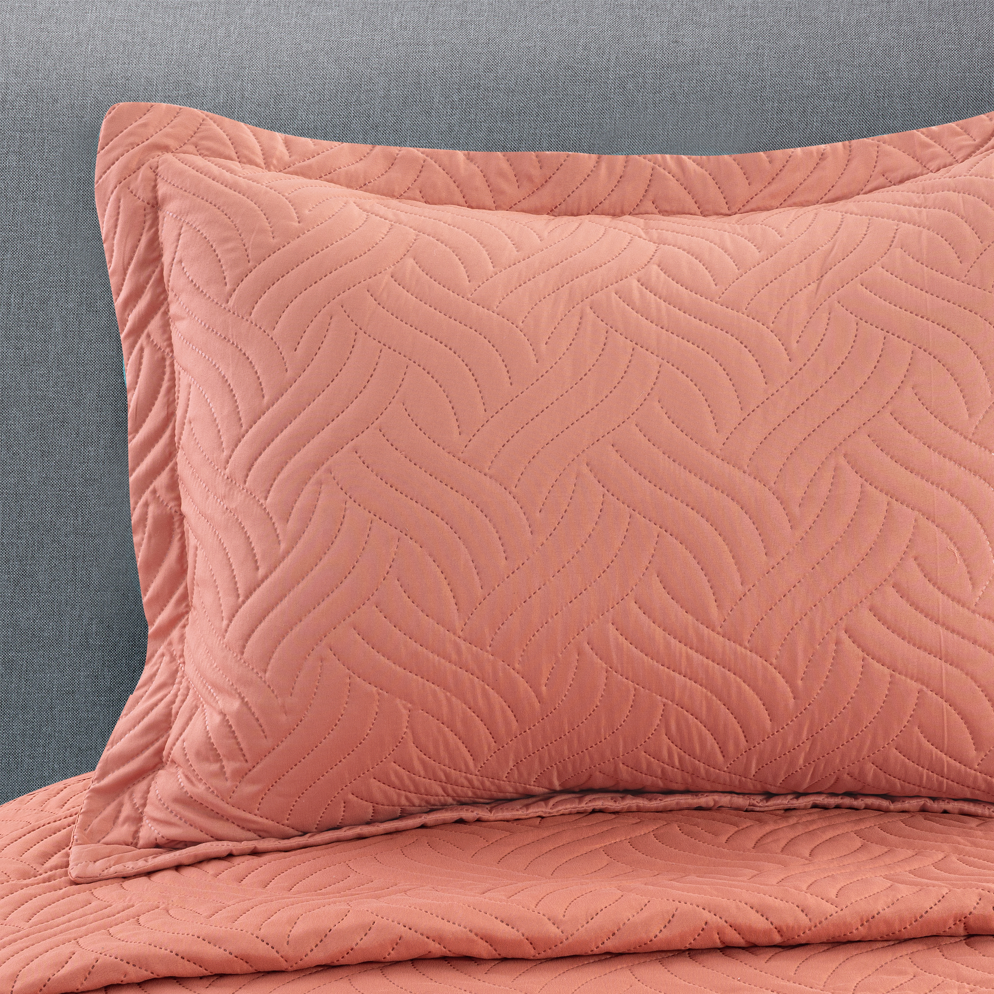 Cubrecama Liso Coral 1.5 plaza 2 Cubrecama Liso Coral 1.5 plaza - Imagen 2